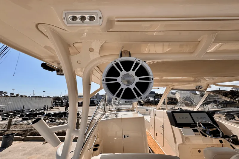 Slide: The Image of Grady-White 325 FREEDOM 2019 - 12