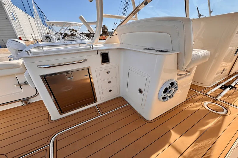 Slide: The Image of Grady-White 325 FREEDOM 2019 - 14