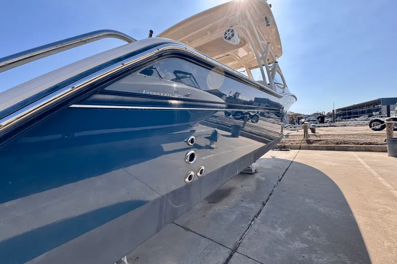 Slide: The Image of Grady-White 325 FREEDOM 2019 - 2