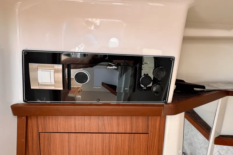 Slide: The Image of Grady-White 325 FREEDOM 2019 - 22