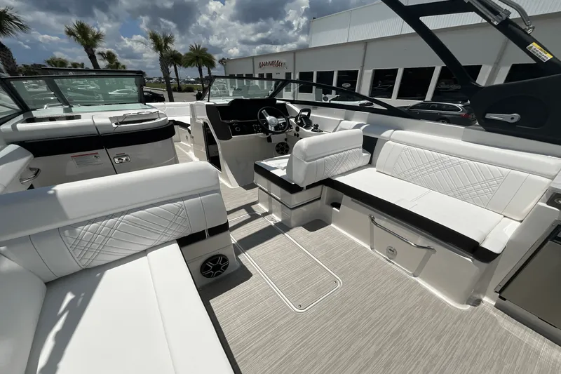 Slide: The Image of Sea Ray SDX 290 Outboard 2026 - 17