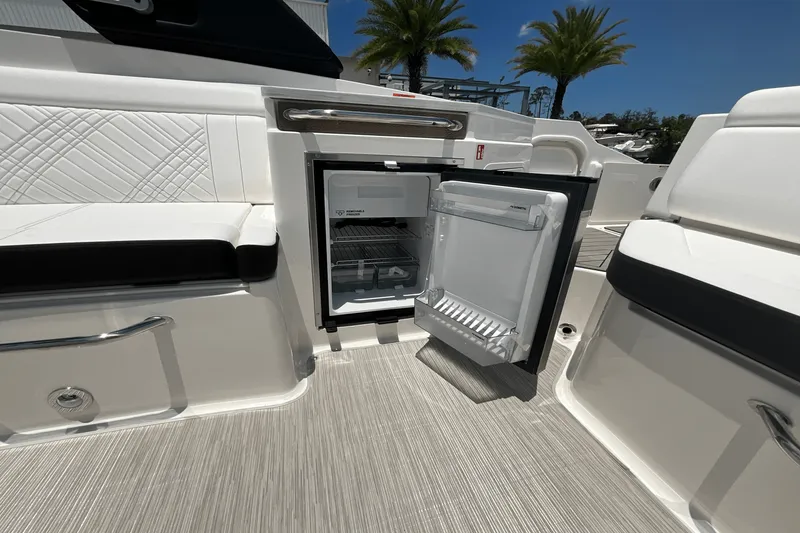 Slide: The Image of Sea Ray SDX 290 Outboard 2026 - 18