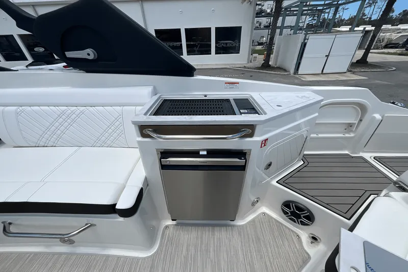 Slide: The Image of Sea Ray SDX 290 Outboard 2026 - 29