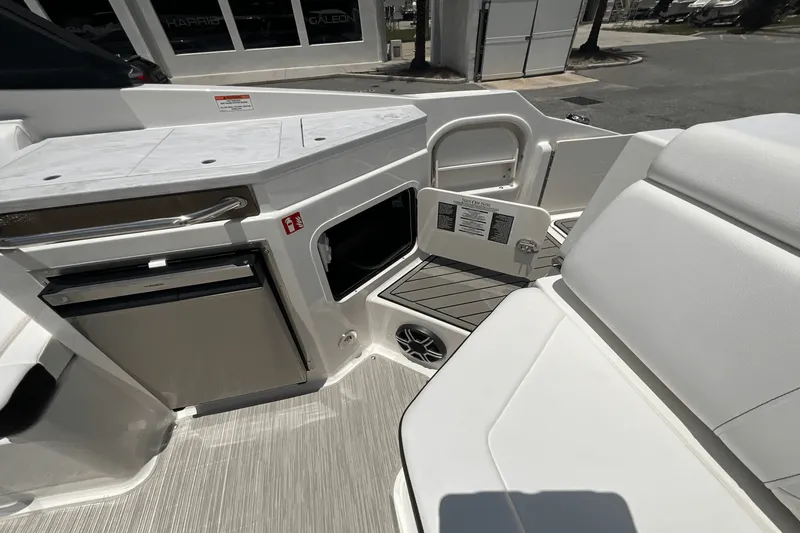 Slide: The Image of Sea Ray SDX 290 Outboard 2026 - 35