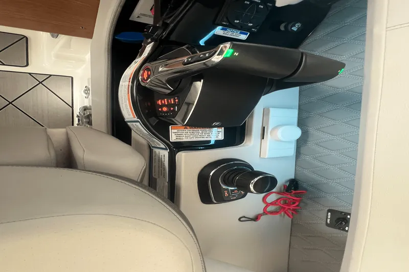 Slide: The Image of Sea Ray 400 SLX 2023 - 11