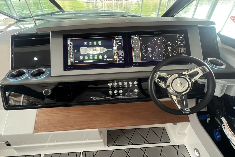 Slide: The Image of Sea Ray 400 SLX 2023 - 12