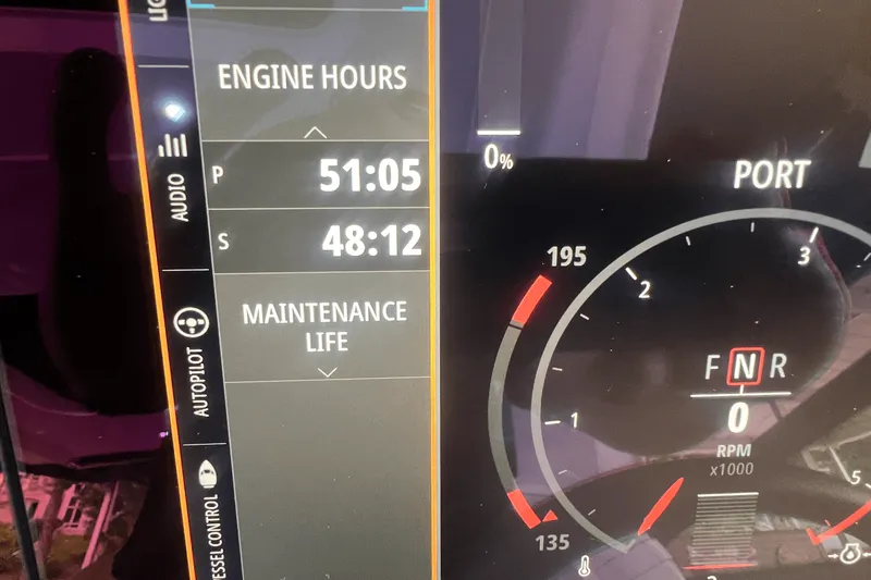 Slide: The Image of Sea Ray 400 SLX 2023 - 13