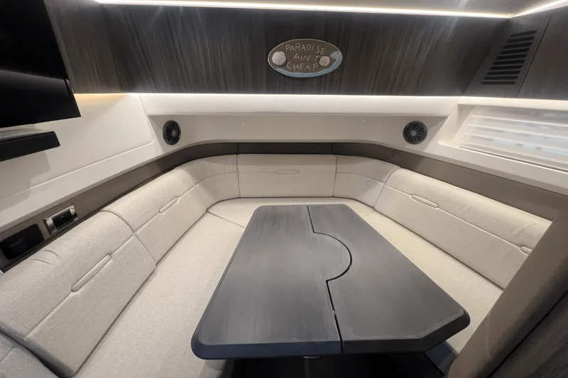 Slide: The Image of Sea Ray 400 SLX 2023 - 14