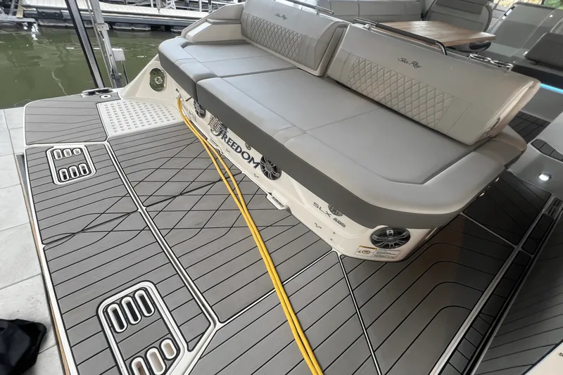 Slide: The Image of Sea Ray 400 SLX 2023 - 15