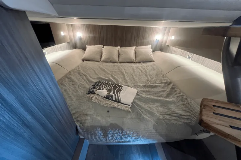 Slide: The Image of Sea Ray 400 SLX 2023 - 16