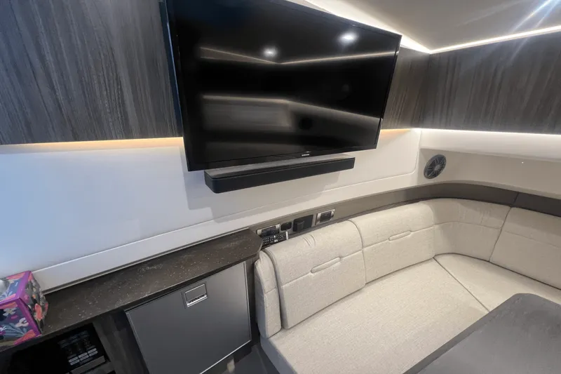 Slide: The Image of Sea Ray 400 SLX 2023 - 17