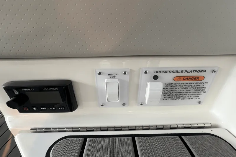 Slide: The Image of Sea Ray 400 SLX 2023 - 18