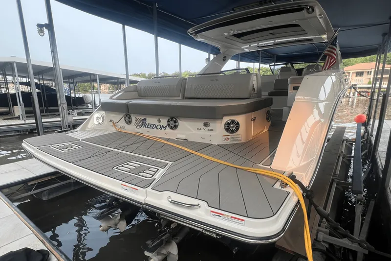 Slide: The Image of Sea Ray 400 SLX 2023 - 2