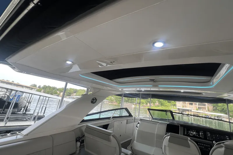 Slide: The Image of Sea Ray 400 SLX 2023 - 20