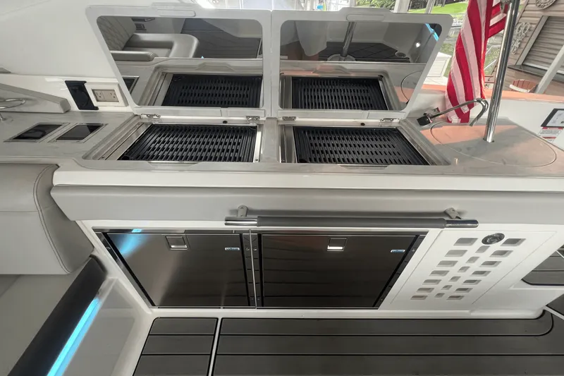 Slide: The Image of Sea Ray 400 SLX 2023 - 22