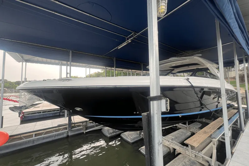 Slide: The Image of Sea Ray 400 SLX 2023 - 3