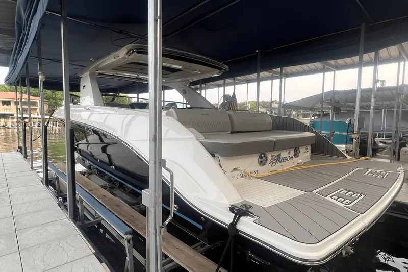 Slide: The Image of Sea Ray 400 SLX 2023 - 4