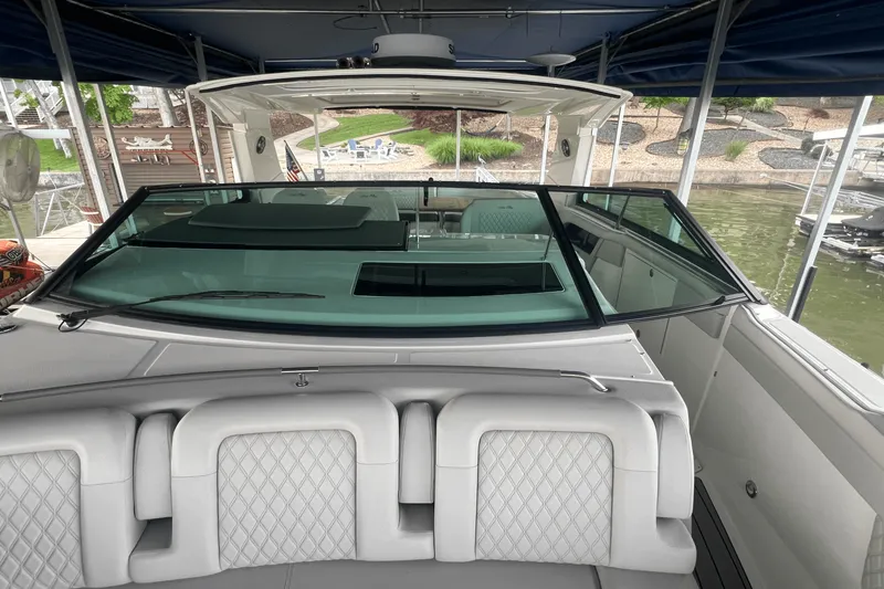 Slide: The Image of Sea Ray 400 SLX 2023 - 6