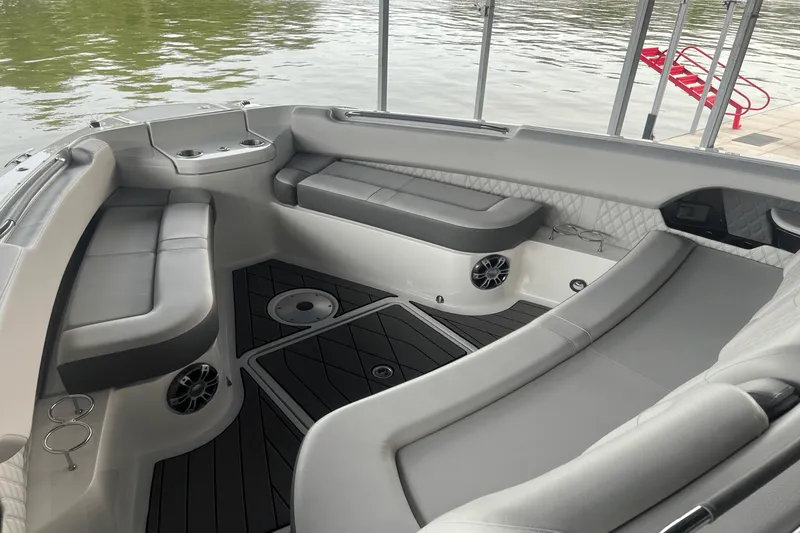 Slide: The Image of Sea Ray 400 SLX 2023 - 8