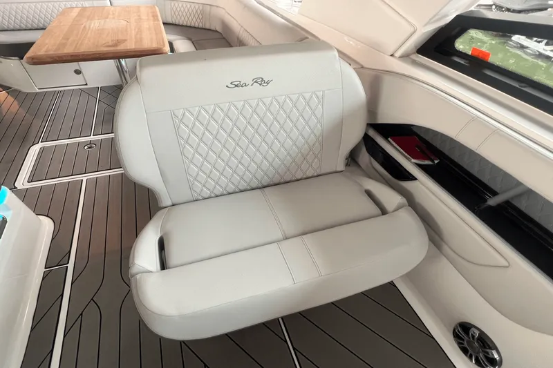 Slide: The Image of Sea Ray 400 SLX 2023 - 9