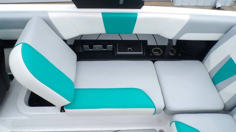 Slide: The Image of Malibu Wakesetter 23 LSV 2022 - 18
