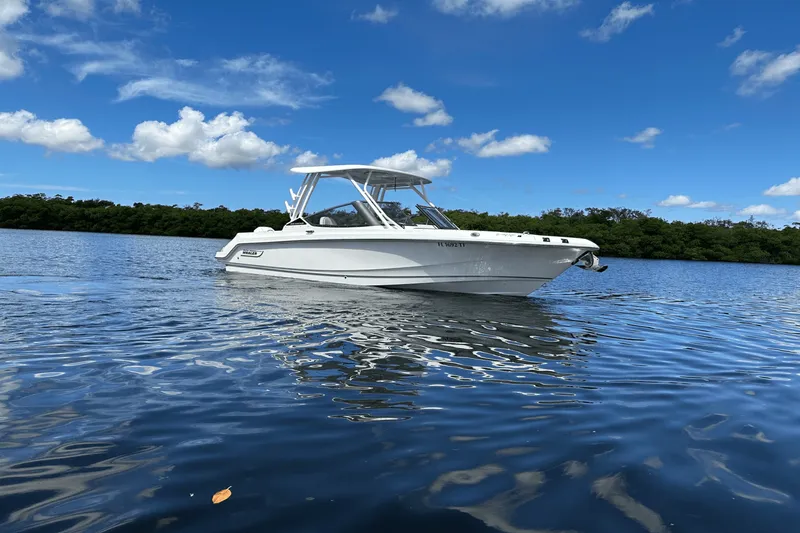 Slide: The Image of Boston Whaler 240 VANTAGE 2023 - 1