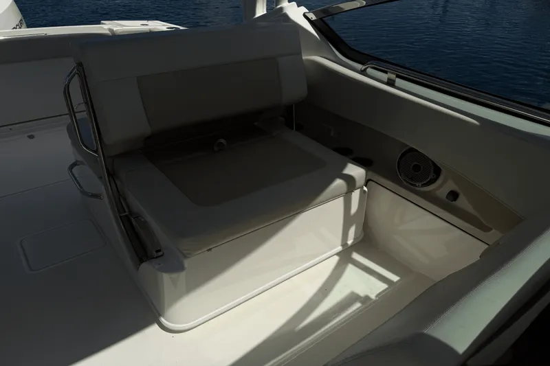 Slide: The Image of Boston Whaler 240 VANTAGE 2023 - 10