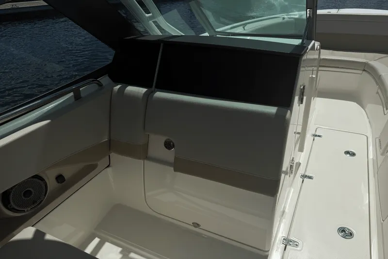 Slide: The Image of Boston Whaler 240 VANTAGE 2023 - 11