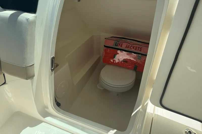 Slide: The Image of Boston Whaler 240 VANTAGE 2023 - 12