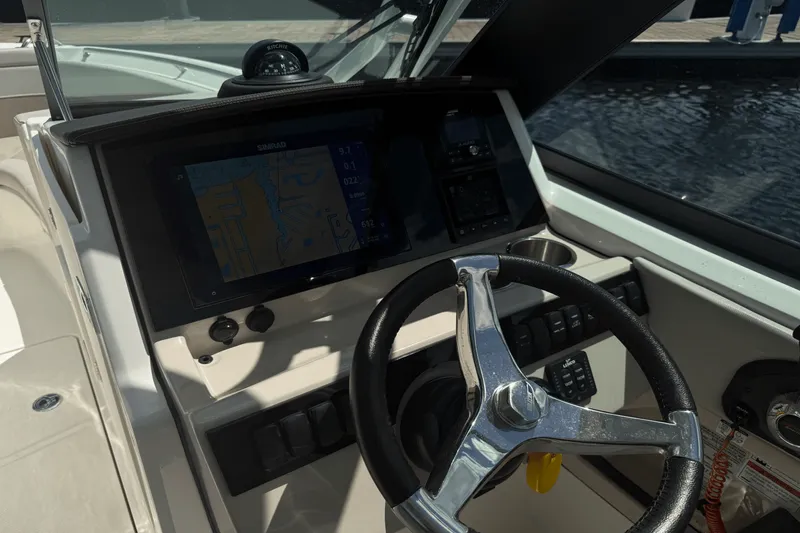 Slide: The Image of Boston Whaler 240 VANTAGE 2023 - 13