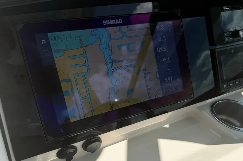 Slide: The Image of Boston Whaler 240 VANTAGE 2023 - 15