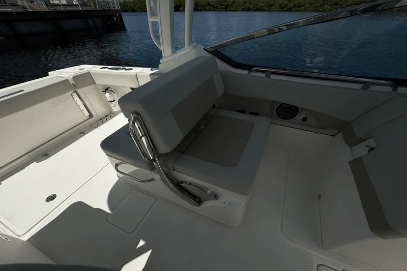 Slide: The Image of Boston Whaler 240 VANTAGE 2023 - 16