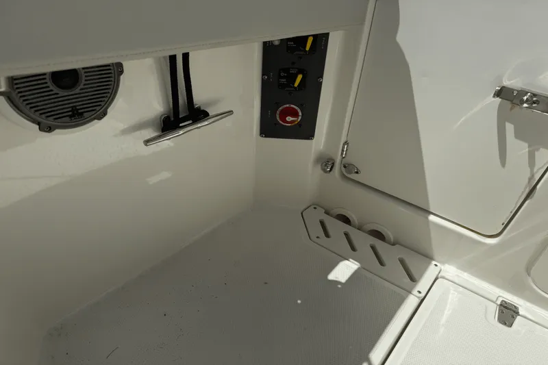 Slide: The Image of Boston Whaler 240 VANTAGE 2023 - 17