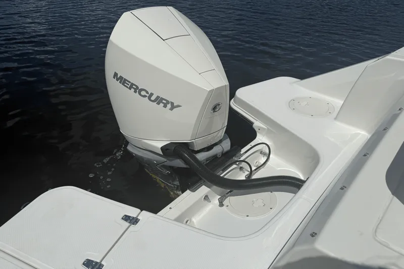 Slide: The Image of Boston Whaler 240 VANTAGE 2023 - 18