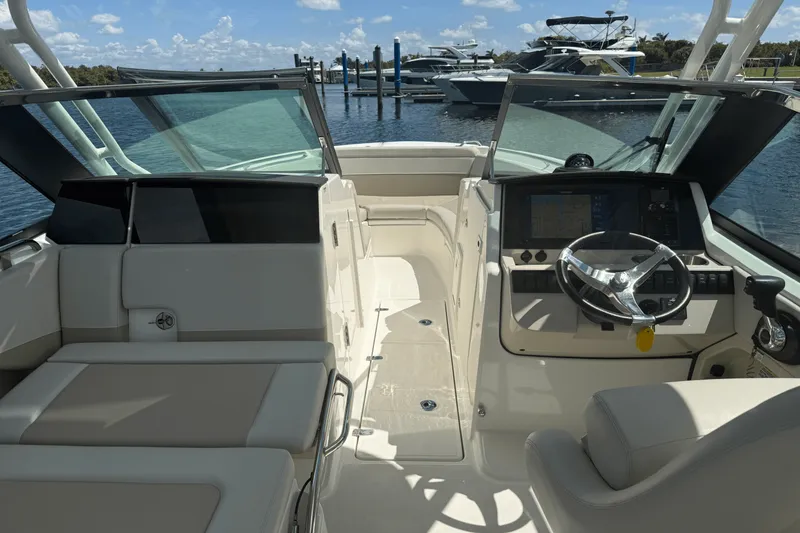 Slide: The Image of Boston Whaler 240 VANTAGE 2023 - 19