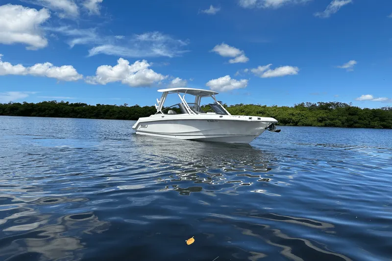 Slide: The Image of Boston Whaler 240 VANTAGE 2023 - 2