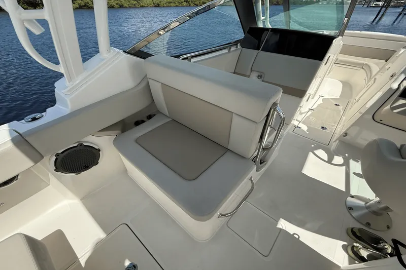 Slide: The Image of Boston Whaler 240 VANTAGE 2023 - 20