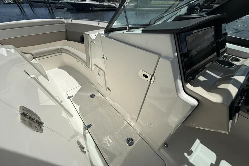Slide: The Image of Boston Whaler 240 VANTAGE 2023 - 21