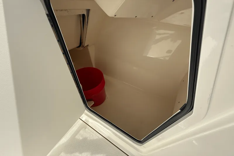 Slide: The Image of Boston Whaler 240 VANTAGE 2023 - 22