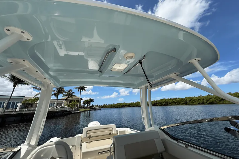 Slide: The Image of Boston Whaler 240 VANTAGE 2023 - 23