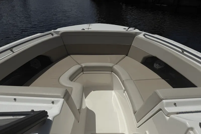 Slide: The Image of Boston Whaler 240 VANTAGE 2023 - 5