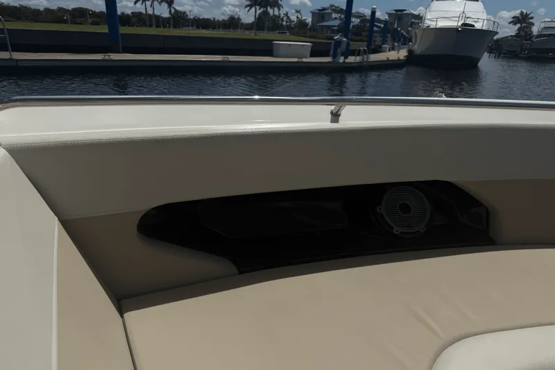 Slide: The Image of Boston Whaler 240 VANTAGE 2023 - 7