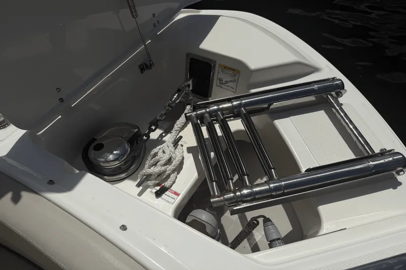 Slide: The Image of Boston Whaler 240 VANTAGE 2023 - 8