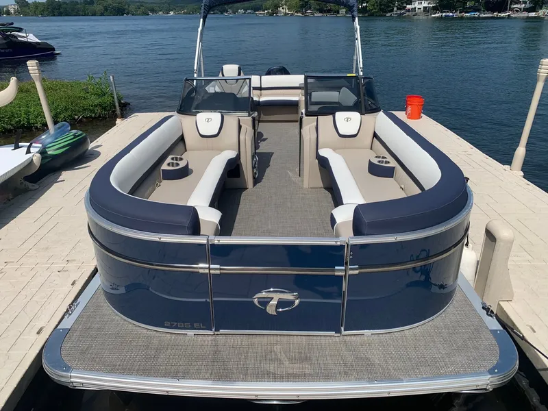 Slide: The Image of Tahoe Cascade - 27 FT Elite Windshield 2025 - 13