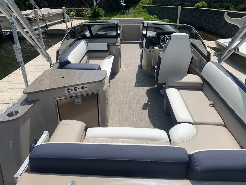 Slide: The Image of Tahoe Cascade - 27 FT Elite Windshield 2025 - 14