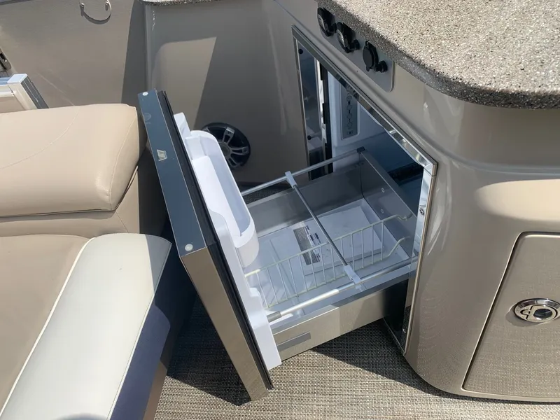 Slide: The Image of Tahoe Cascade - 27 FT Elite Windshield 2025 - 15