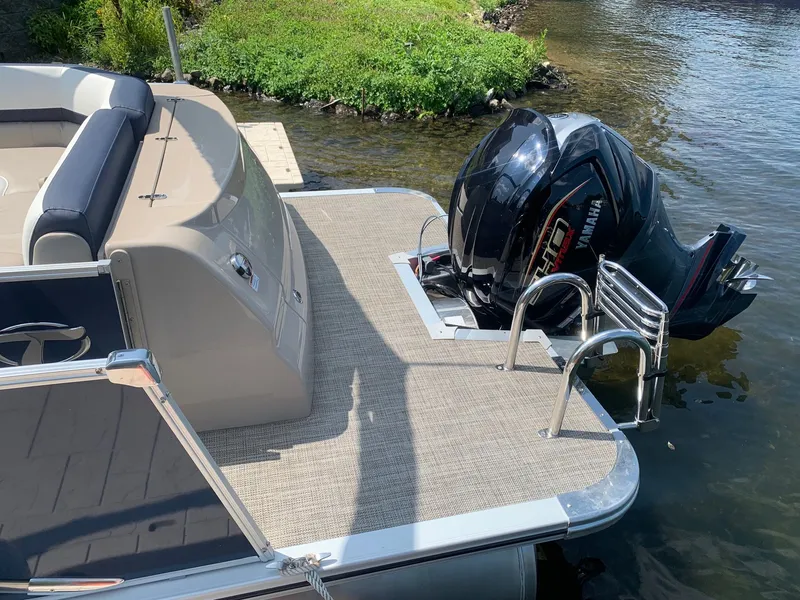 Slide: The Image of Tahoe Cascade - 27 FT Elite Windshield 2025 - 4