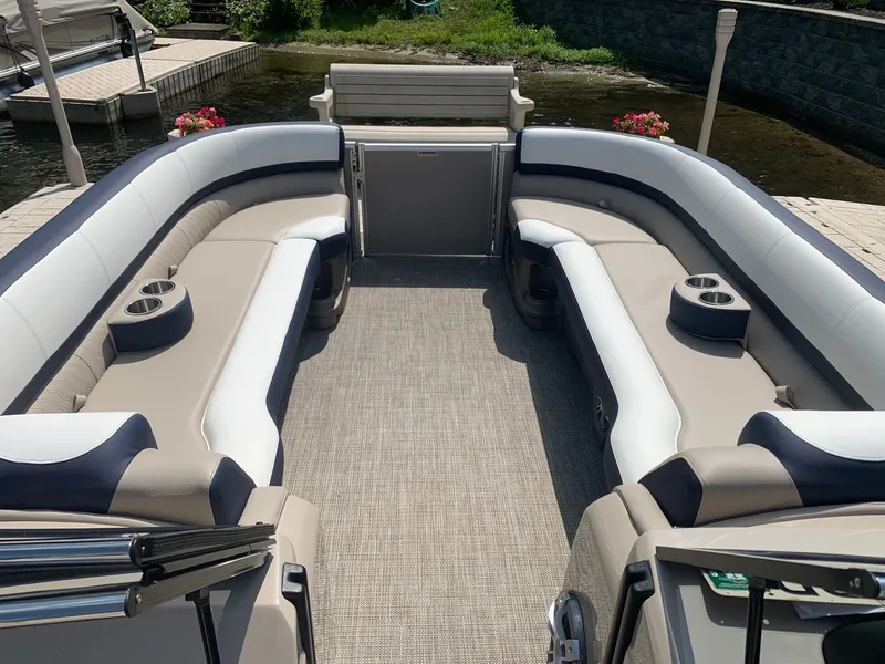 Slide: The Image of Tahoe Cascade - 27 FT Elite Windshield 2025 - 6