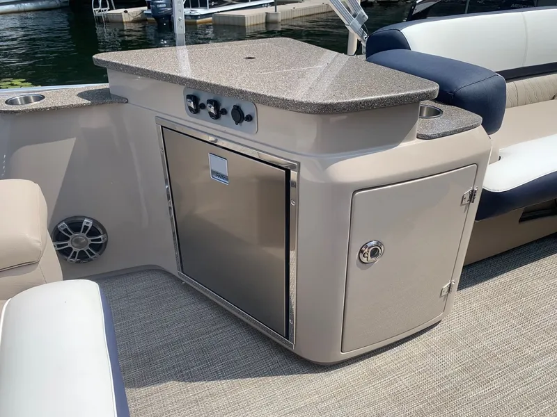 Slide: The Image of Tahoe Cascade - 27 FT Elite Windshield 2025 - 8