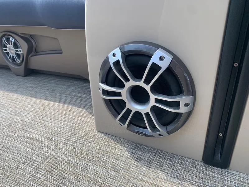 Slide: The Image of Tahoe Cascade - 27 FT Elite Windshield 2025 - 9